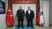 Kayseri Emniyet Müdürlüğünde görevli Başkomiser Fatih YILDIRIM, mniyet Müdürü Serkan KARAMAN’ ı ziyaret etti.