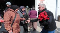 NEVŞEHİR BELEDİYESİ, KADINLAR GÜNÜ’NDE 5 BİN ÇİÇEK DAĞITTI