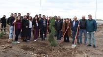 NEVÜ’de “Geleceğe Nefes Ol!” Temasıyla Ağaçlar Toprakla Buluşturuldu